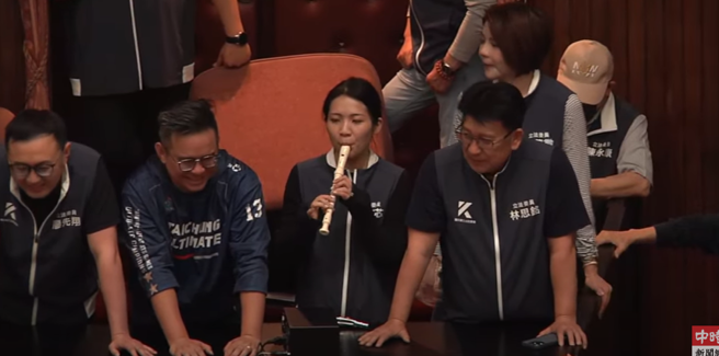 立院今表决开战，徐巧芯吹直笛。（取自直播）