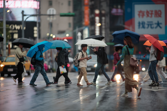 下周一水氣增加，午後降雨範圍擴大；下周二至周四西南風挾帶水氣，加上滯留鋒影響，各地有陣雨或雷雨，易出現劇烈天氣。（郭吉銓攝）