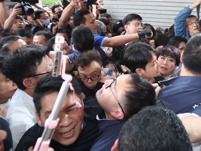 为了力拚国会改革五法抢在520前闯关三读，国民党与民眾党立法院党团发动议场「轮值守夜」抢优先排案权，而17日七点议场开门前，民进党团欲强闯国民党与民眾党的防线，双方一度爆发激烈衝突。（杜宜谙摄）