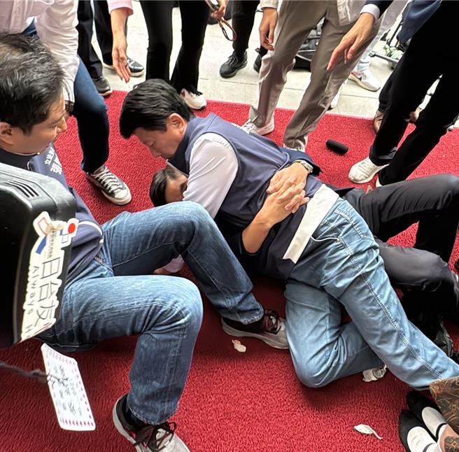 谢龙介丝毫不畏惧，一度霸气喊「这里我管的！」更跟锺佳滨扭打在地，场面相当失控。（李奇叡摄）