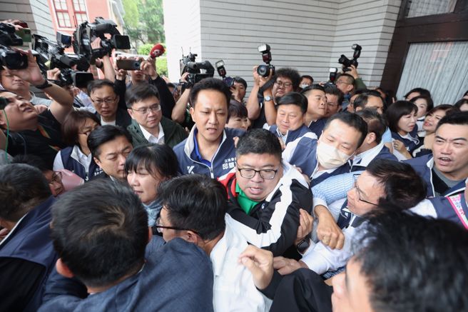 为了力拚国会改革五法抢在520前闯关三读，国民党与民眾党立法院党团发动议场「轮值守夜」抢优先排案权，而17日七点议场开门前，民进党团欲强闯国民党与民眾党的防线，双方一度爆发激烈衝突。（杜宜谙摄）