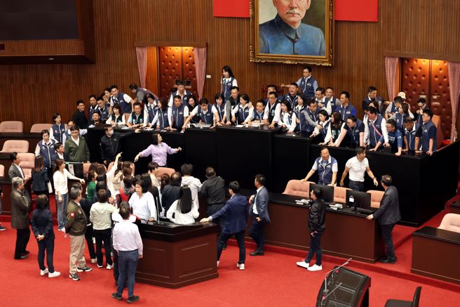 为了力拚国会改革五法抢在520前闯关三读，国民党与民眾党立法院党团发动议场「轮值守夜」抢优先排案权，而17日七点议场开门前，民进党团欲强闯国民党与民眾党的防线，双方一度爆发激烈衝突。（杜宜谙摄）