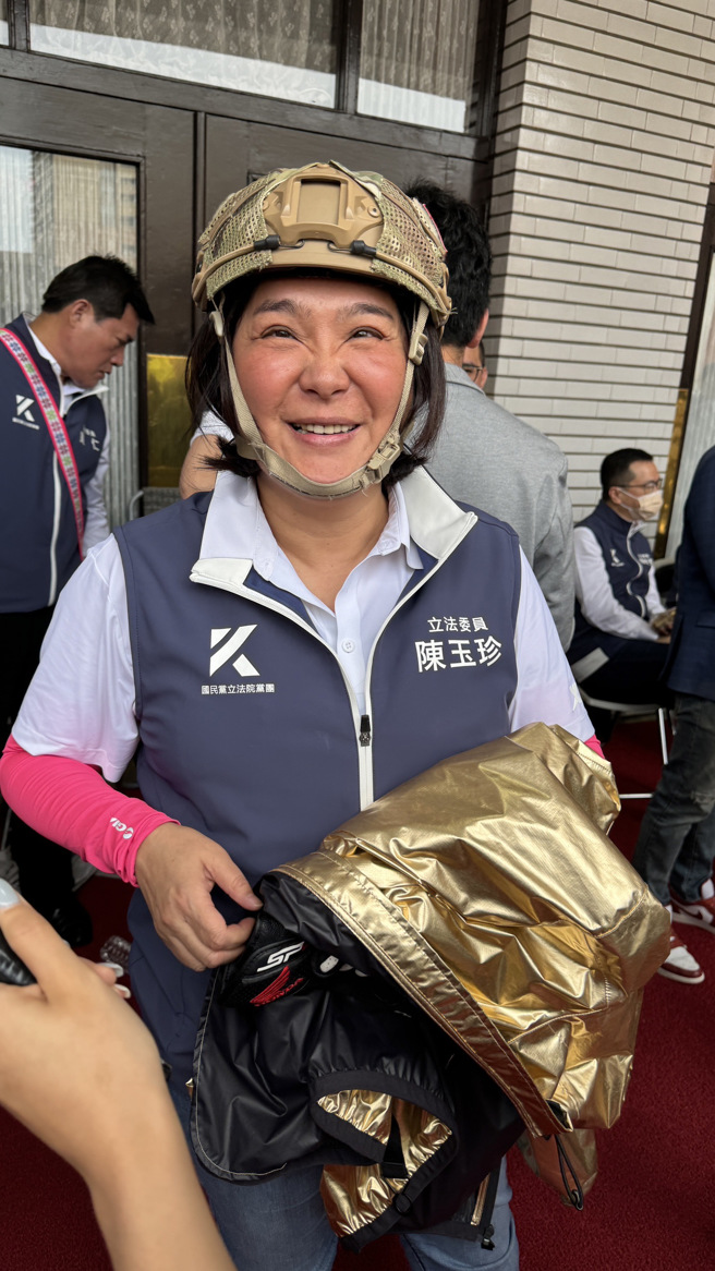 为了力拚国会改革五法抢在520前闯关三读，国民党与民眾党立法院党团发动议场「轮值守夜」抢优先排案权，国民党立委们17日一早聚在一起商讨对策，个别立委甚至穿戴装备严阵以待。（杜宜谙摄）