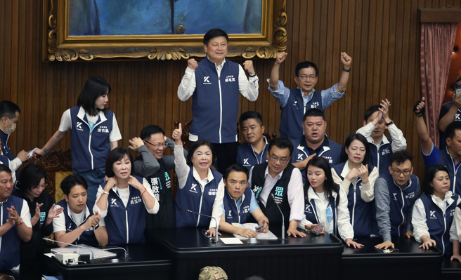 图为5月17日立法院院会，国民党立委占领主席台并欢呼庆祝。（资料照／姚志平摄）