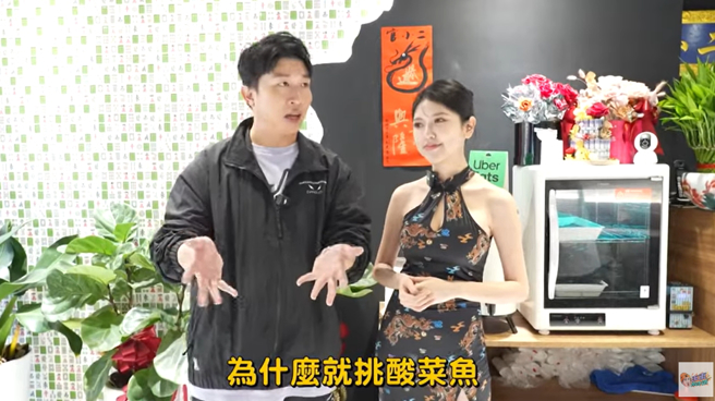 最美酸菜鱼老板娘穿黑旗袍切菜，引发网友暴动。（图／ 翻摄自YT 东东隆咚锵）