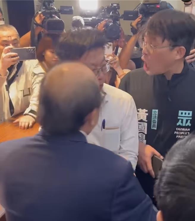 民进党立委郭国文则上前推开黄国昌，让黄爆气怒轰「可以这样打人吗？」对此，郭国文也在脸书还原真相。（摘自郭国文粉丝专页）