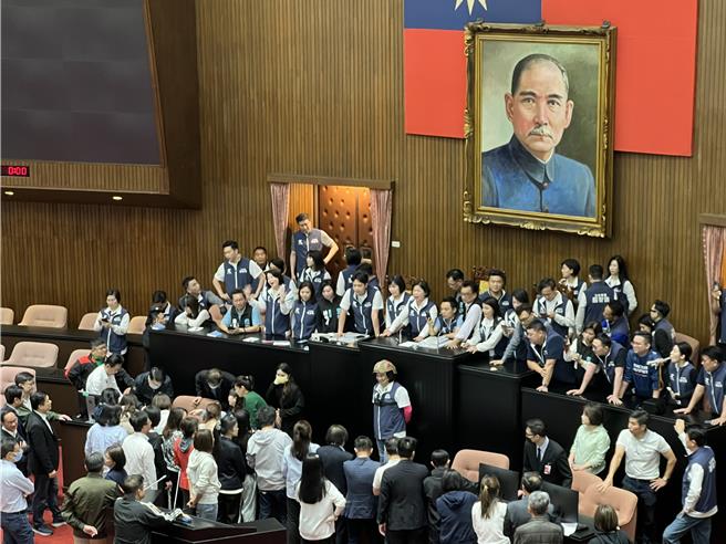 国民党团成功占领主席台。（蔡宗颖摄）