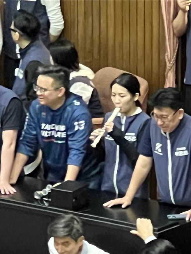 国民党立委徐巧芯在台上吹起直笛试图干扰民进党立委。（蔡宗颖摄）