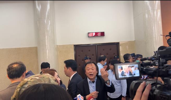民进党立委王世坚与国民党立委陈玉珍在议场外爆发口角。（蔡宗颖摄）