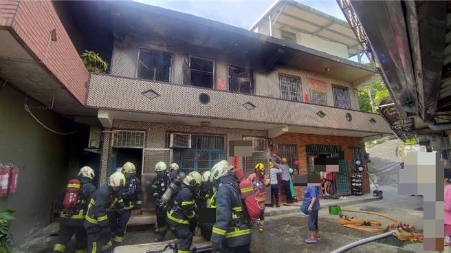 新北市瑞芳区今（17）日上午发生一起火警，消防人员冒险救出无呼吸心跳的独居瘖哑老翁，紧急送往医院抢救。（翻摄画面）