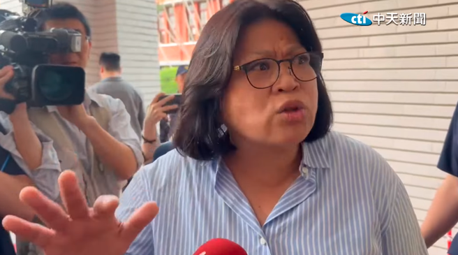 民进党立委王美惠今上午衝进议场时，出手抢下驻警的帽子还打了好几下。(截自中天新闻)