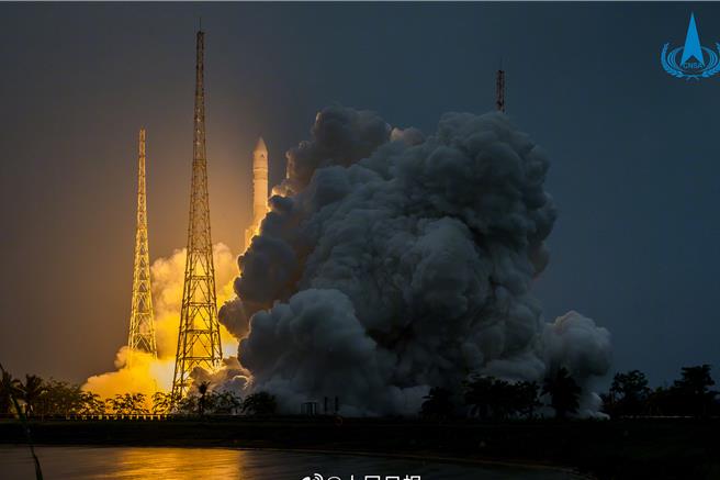 大陆国安机关侦破多起航太领域间谍案以利诱胁迫手段窃密。图为嫦娥六号探测器搭乘长征五号运载火箭发射升空。（人民日报）