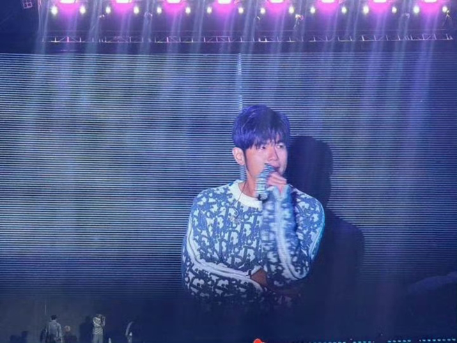 周杰伦在演唱会上罕见爆哭。（图／中时资料照；翻摄自微博）
