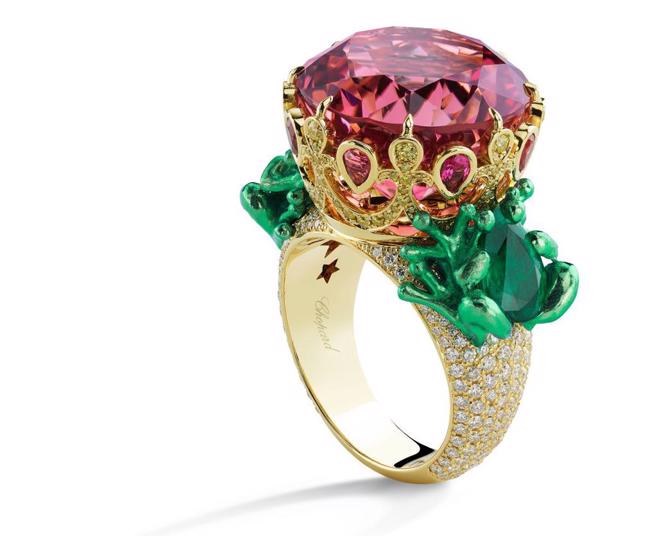 萧邦红毯系列珠宝以童话故事为灵感，可爱青蛙王子红碧玺戒指，充满了童趣。（CHOPARD提供)