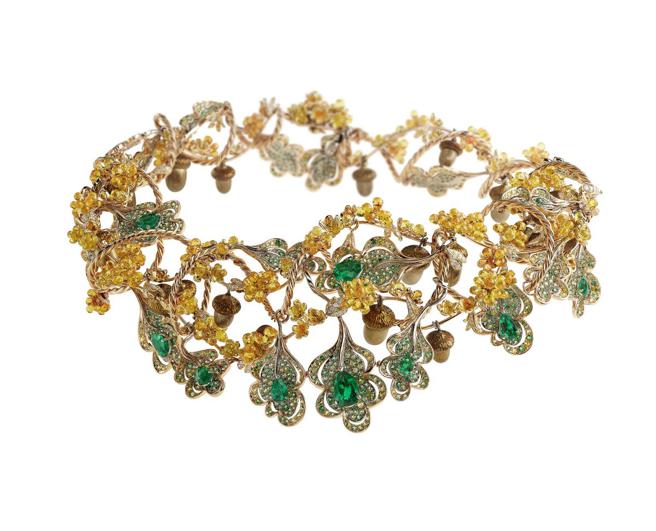 萧邦橡树彩宝项炼以纯手工打造，工序歷经长达6个月。（CHOPARD提供)