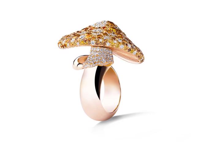 萧邦蘑菇戒指是以各色钻石渐层排列，让人忍不住讚叹。（CHOPARD提供)