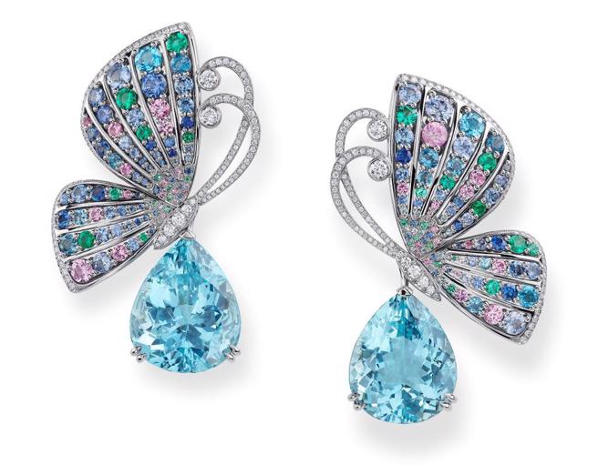 镶有两颗梨形切割海蓝宝石的蝴蝶耳环，成双成对。（CHOPARD提供)
