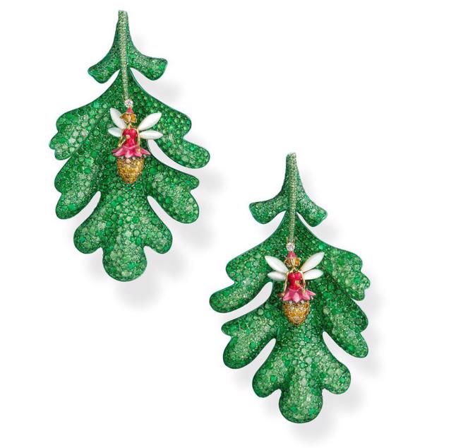 萧邦仙子耳环，仙子展开由珍珠贝母编成的翅膀，栖息在橡树叶上，仙气飘逸。（CHOPARD提供)