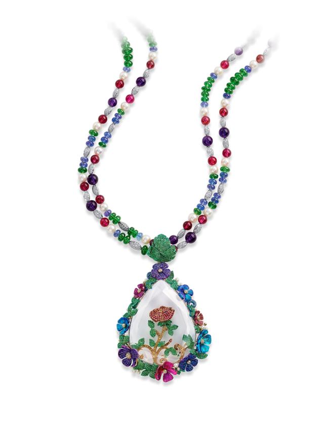 萧邦以钛金属与各色宝石打造玫瑰花项炼，让人联想到童话故事《美女与野兽》。（CHOPARD提供)