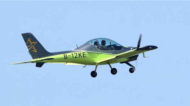 陆低空经济竞赛提速北京估经济增长4400亿，南京开120条低空航线。图为浙江省湖州市德清县通航智造小镇，学员驾驶轻型运动飞机飞行。（新华社）