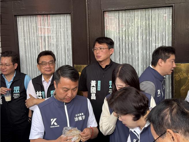 民眾黨立委黃國昌今早負責守住議場門口。（李奇叡攝）