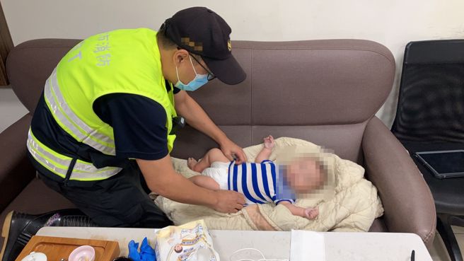 數名員警、消防員輪流充當臨時保母，接手幫男嬰換尿布、泡牛奶，雖然動作笨拙，但場面卻相當溫馨。（圖 / 汐止警分局提供）