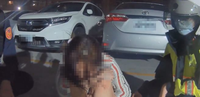 員警返回停車場搜查，隨後在一部自小客副駕駛座上發現男嬰，立即打開車門通風，並通報救護車抵達現場實施必要救護。（圖 / 汐止警分局提供）