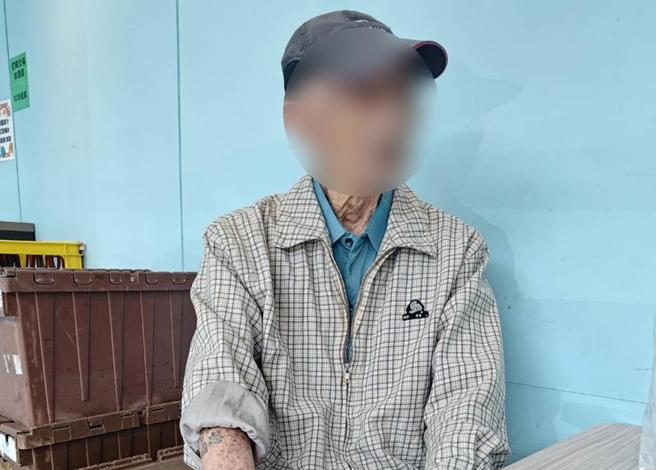 中市93岁张姓荣民外出走失，警方获报处理，发现他右臂有刺青「精忠报国」字样，通知儿子张男，并协助返家。（台中市第三警分局提供／陈淑芬台中传真）