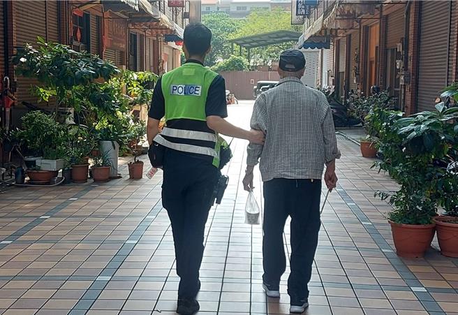 「精忠报国」爷爷再度走失，警方1天两度救援。（台中市第三警分局提供／陈淑芬台中传真）