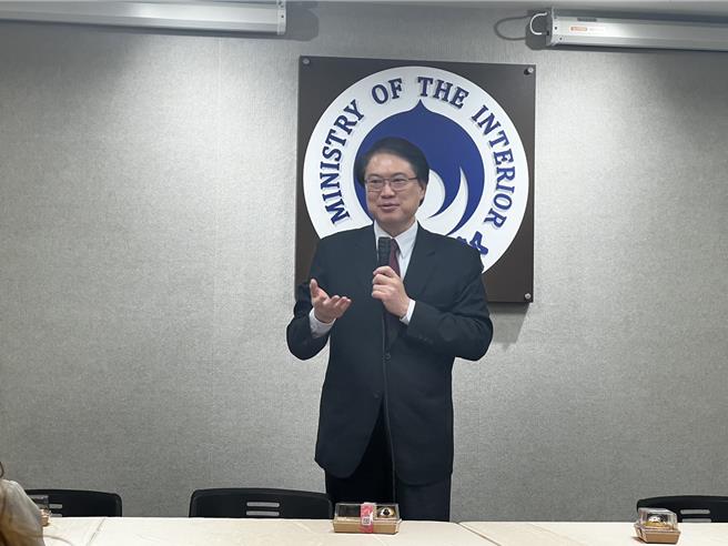 對於招募民防人力是否為了戰爭準備，林右昌說，這是完全扭曲，不能混為一談。（游念育攝）