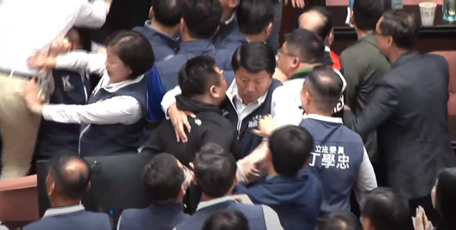民進黨立委趁表決時對主席台發起猛攻。（截自中時新聞網直播）