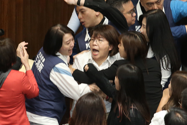 立法院17日院會表決大戰一觸即發，民進黨立委黃秀芳（中右）與國民黨立委王鴻薇（中左）發生拉扯衝突。（姚志平攝）