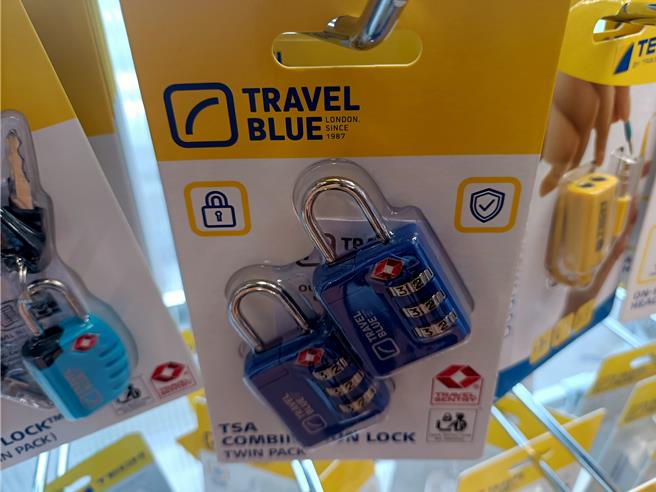 新北市經發局針對轄內商家辦理旅遊商品專案，抽查365件，其中65件標示不合格，不合格率達17.81％。鑰匙鎖主要缺失為未標示製造年月、淨重、容量、數量、度量等資訊。（新北市經發局提供）