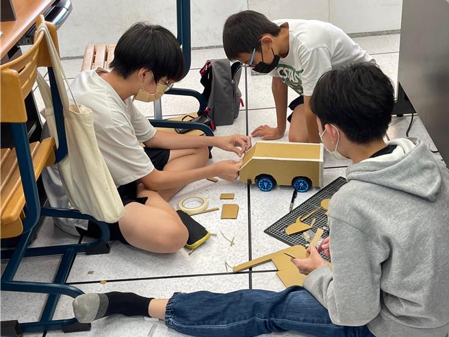 新北市將於20日中午12時起，開放2024暑期育樂營活動報名，今年辦理的暑期營隊以運動、科技、國際、美感為主軸，將提供超過1000個梯次、3萬人次參加。（新北市教育局提供）