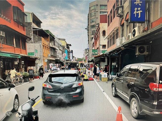 桃園市桃園區上海路段，小客車未注意前方路況，老翁過斑馬線時慘遭撞飛昏迷。（桃園警分局提供）