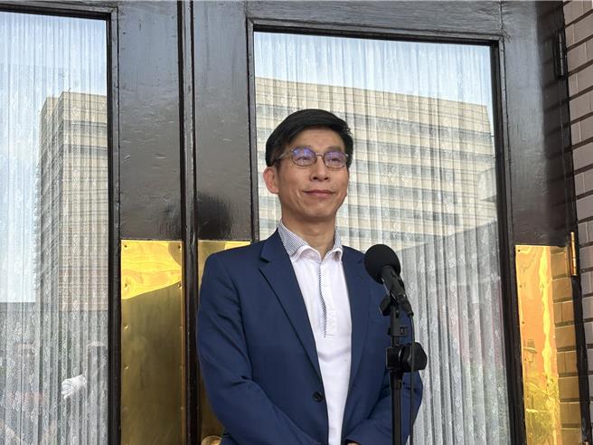 民進黨立委鍾佳濱趁藍委按鈴投票離開主席台時，躍上主席台，被國民黨立委陳菁徽阻饒後，卻引發肢體衝突。（陳薏云攝）