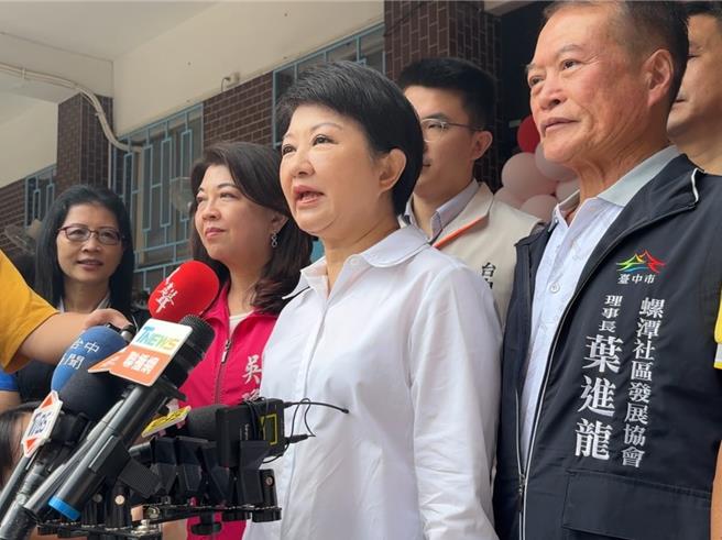 準經濟部長郭智輝日前稱「核能是乾淨的能源」，上任後面對核電爭議會尊重多數人意見。台中市長盧秀燕（右二）17日受訪表示，相較能源來源，民眾更關心用電是否足夠與穩定。（潘虹恩攝）