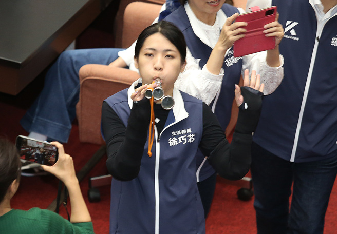 立法院17日院会表决「国家通讯传播委员会组织法第四条及第五条条文修正草案」时，立委徐巧芯一度吹起汽笛。（姚志平摄）