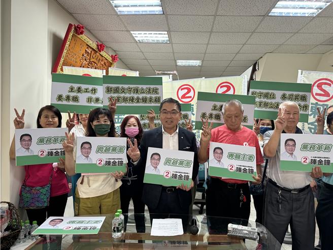 参选民进党台南市党部主委的陈金钟(第一排左三)今天呼吁郭国文守护立法院、市党部由他来顾。(曹婷婷摄)