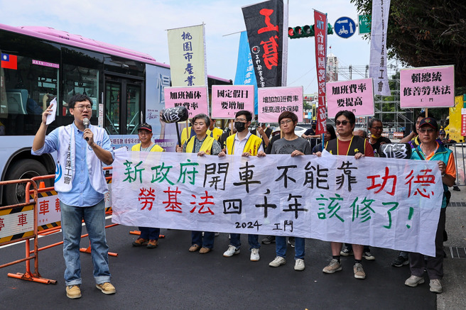 工斗团体17日在凯达格兰大道举办「新政府开车，不能靠功德！劳基法40年，该修了！」记者会，并且以行动剧向新政府提出新诉求。（罗永铭摄）