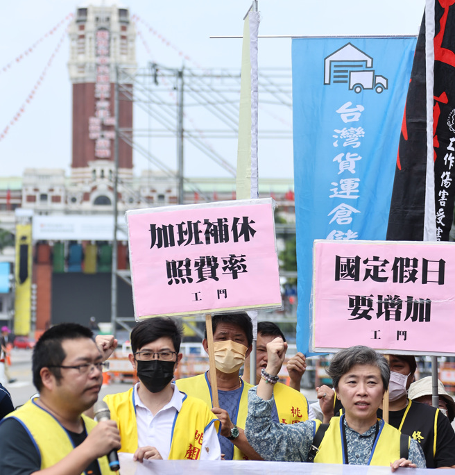 工斗团体17日在凯达格兰大道举办「新政府开车，不能靠功德！劳基法40年，该修了！」记者会，并且以行动剧向新政府提出新诉求。（罗永铭摄）