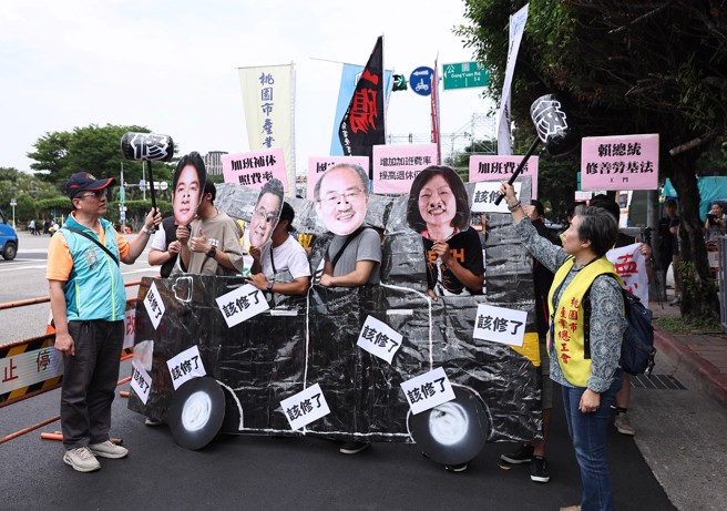 工斗团体17日在凯达格兰大道举办「新政府开车，不能靠功德！劳基法40年，该修了！」记者会，并且以行动剧向新政府提出新诉求。（罗永铭摄）