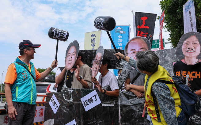 工斗团体17日在凯达格兰大道举办「新政府开车，不能靠功德！劳基法40年，该修了！」记者会，并且以行动剧向新政府提出新诉求。（罗永铭摄）