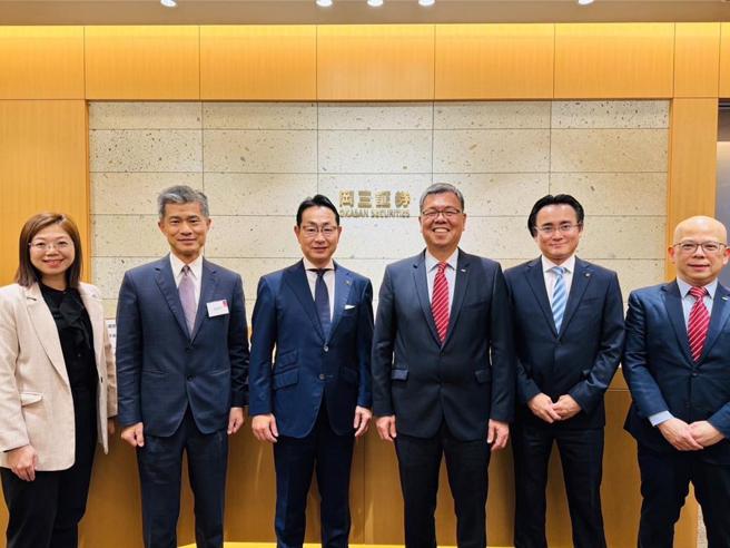 櫃買中心交易部組長邱文琦（左起）、櫃買中心交易部協理張秉心、日本岡三證券社長池田嘉宏、元富證券總經理張清發、日本岡三證券常務篠原達芳、元富證券法人處業務副總吳體行共同合影。圖／元富證券提供