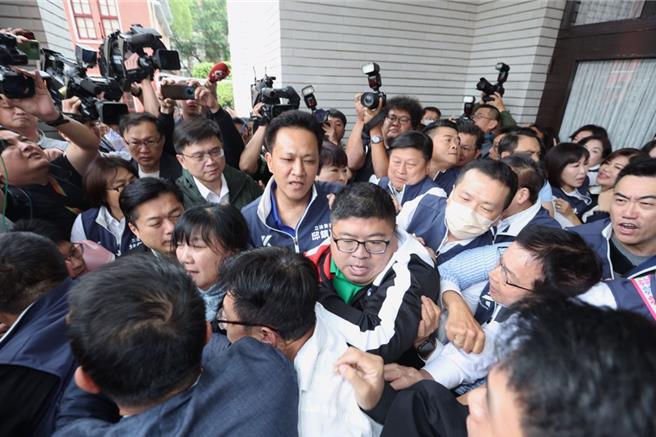 没想到表决过程中，民进党团出招，面对有争议的NCC人事权争议就提表决，而表决时间仅1分钟，导致蓝委只能轮流从主席台到位置折返跑，也试图想要拖延时间，表决后韩国瑜也随即宣布休息，最后在中午进入党团协商。（杜宜谙摄）