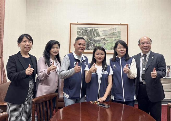 云林县出身的立委张嘉郡（右三）、丁学忠（右四）、许宇甄（右二）向高铁公司争取增班。（张嘉郡提供）