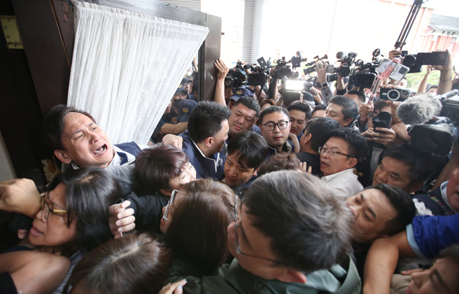 为了力拚国会改革五法抢在520前闯关三读，国民党与民眾党立法院党团发动议场「轮值守夜」抢优先排案权并把守在议场门口前，17日上午7点议场门打开，民进党团欲强攻，双方爆发激烈衝突。（姚志平摄）