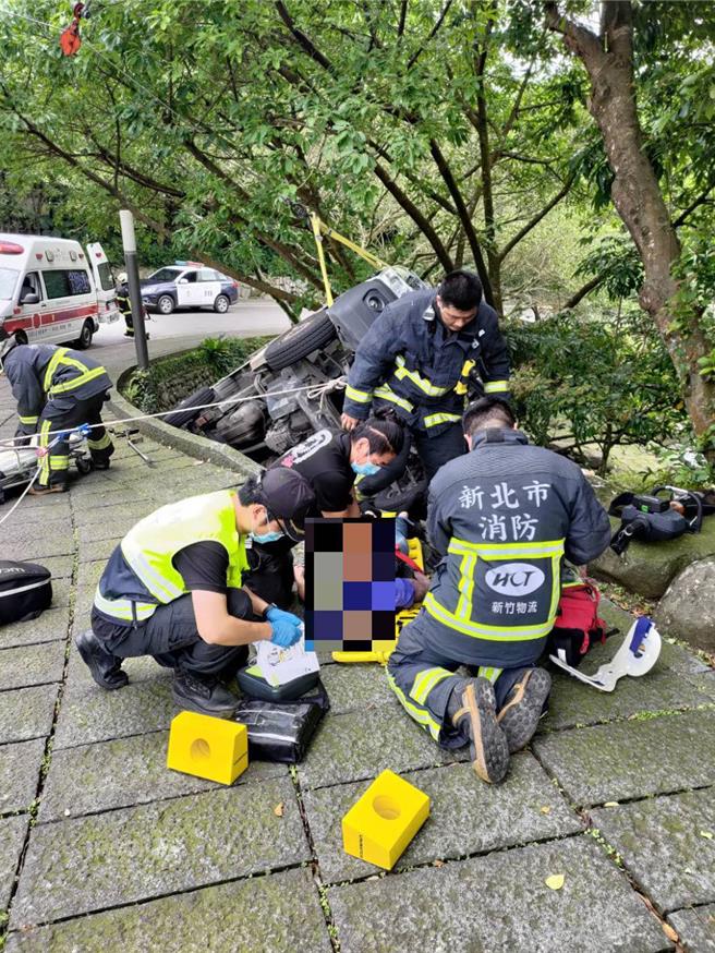 小货车詹姓驾驶受困，被救出时已无生命迹象。（新北市消防局提供／张铠乙新北传真）