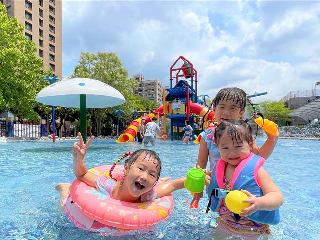 台北市为提早迎接炎热夏日，提前于5月18日开放台北自来水园区水乡庭园戏水区。（台北自来水事业处提供／刘玮晴台北传真）