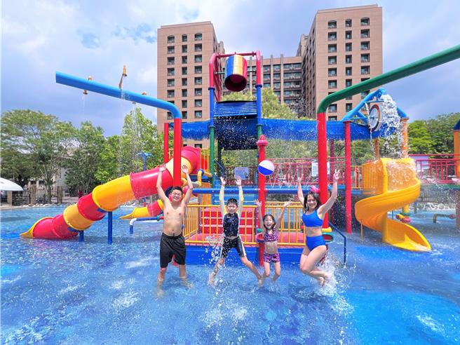 北水处配合工程休园，进行路面铺整、更换游具零组件、稳定供水加压设备、磨平磁砖及加强止滑等措施，提供游客更安心的戏水环境。（台北自来水事业处提供／刘玮晴台北传真）